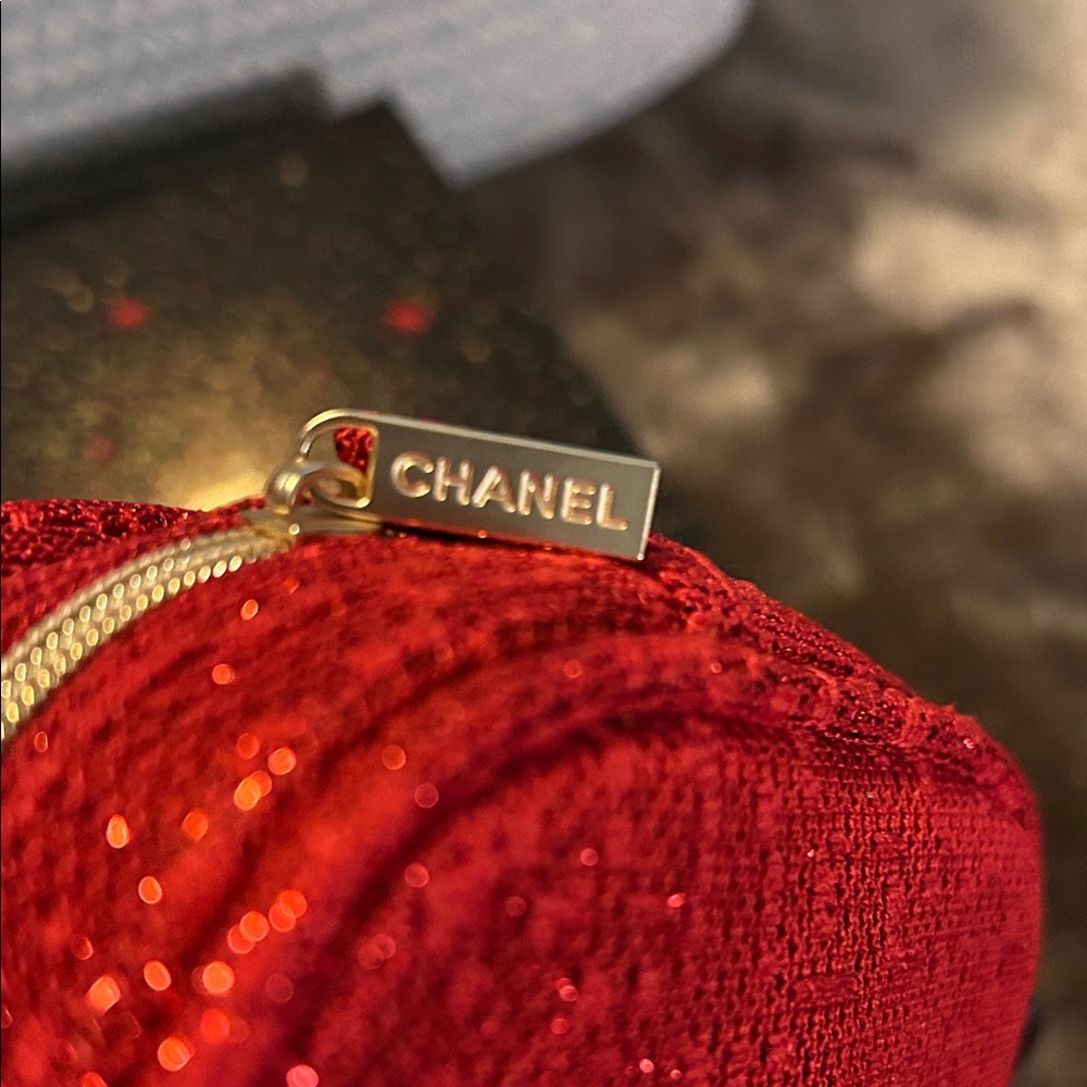 CHANEL Red Tweed Cosmetic Case - Picture 4 of 6